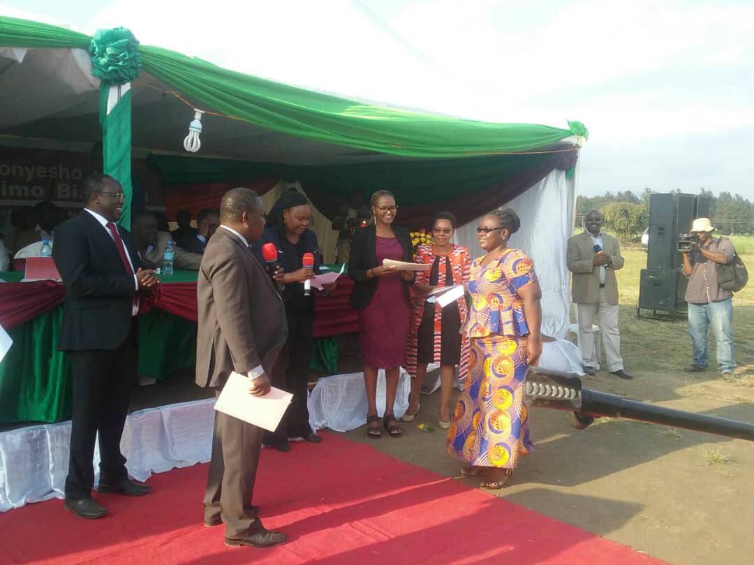 Minister of Agriculture Dr. Charles Tizeba giving a word of congratulations to SUAMEDIA for winning the Biofortification excellence in Journalism awards in the Television Category