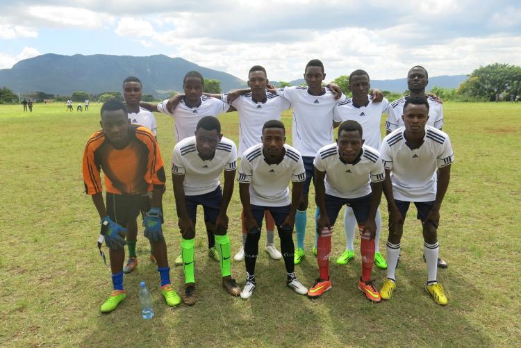 Men odamim uyda bolmaganda qoshnimni sikdim.